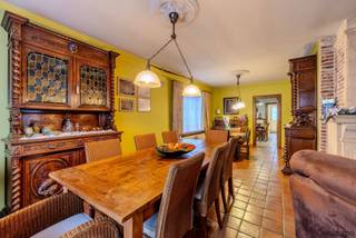 <p><strong>Veelzijdige woning met handelsruimte of ideaal voor kangoeroewonen. </strong></p>
<p><strong>Bent u op zoek naar een woning met bijzonder veel mogelijkheden? Dan is deze eigendom, gelegen op een ruim hoekperceel van [1057 m²] in Balen, beslist iets voor u!</strong><br />Deze woning leent zich uitstekend voor <strong>kangoeroewonen</strong> of voor wie een <strong>combinatie zoekt van wonen en werken</strong>, dankzij de aparte handelsruimte en het slimme ruimtegebruik.</p>
<p><strong>Indeling &amp; troeven</strong></p>
<p><strong>Handelsruimte met aparte inkom:</strong><br />In het rechtse gedeelte van de woning beschikt u over een volledig afzonderlijke handelsruimte, momenteel ingericht met twee bureaus. Ideaal voor een vrije beroeper, winkel, kantoor of praktijk aan huis.</p>
<p><strong>Hoofdingang &amp; leefruimte:</strong><br />Via de hoofdingang komt u in de inkomhal met toegang tot een praktische, droge kelder en een gastentoilet. Verderop treft u een lichtrijke eetkamer en gezellige zitruimte met houtkachel. De keuken ligt direct naast de eetkamer en biedt heel wat potentieel voor wie ze naar eigen smaak wil vernieuwen.</p>
<p><strong>Berging:</strong><br />Aansluitend aan de keuken is een ruime berging met ingemaakte kasten. Hier vindt u de aansluitingen voor wasmachine en droogkast, wat zorgt voor extra comfort en opbergruimte.</p>
<p><strong>Flexibele ruimtes op het gelijkvloers:</strong><br />Achteraan bevindt zich een aparte hal met toegang tot een bureauruimte, momenteel kantoor, maar evenzeer perfect bruikbaar als slaapkamer of hobbyruimte.</p>
<p><strong>Verdieping met badkamer en 3 slaapkamers:</strong><br />Op de bovenverdieping vindt u een vernieuwde badkamer, uitgerust met een douche, een comfortabel bubbelbad en dubbele lavabo. Hier zijn <strong>drie slaapkamers</strong>:</p>
<ul>
<li><strong>2 ruime kamers</strong> voorzien van ingemaakte kasten</li>
<li><strong>1 kleinere kamer</strong>, ideaal als kinderkamer, dressing of hobbykamer</li>
</ul>
<p><strong>Extra leefruimte/kangoeroewoning:</strong><br />Op de bovenverdieping is nog een aparte leefruimte ingericht als woonkamer – deze ruimte beschikt over extra ingemaakte kasten én een kitchenette. Dit maakt de woning ideaal als <strong>kangoeroewoning</strong> of voor grotere gezinnen, co-ouderschap, inwonende ouders, enz.</p>
<p><strong>Extra troeven</strong></p>
<ul>
<li>EPC label C (263 kWh/m²)</li>
<li>Dubbele beglazing</li>
<li>Ruim <strong>hoekperceel van 1057 m²</strong></li>
<li>Veel ingebouwde kastruimte</li>
<li>Praktische indeling, ideaal voor kangoeroewonen of zelfstandigen</li>
<li>Voldoende parkeergelegenheid dankzij de ligging</li>
</ul>
<p><strong>Kortom:</strong></p>
<p>Deze woning biedt een unieke combinatie van ruimte, flexibiliteit en mogelijkheden. Bent u op zoek naar een plek waar privé en professioneel naadloos gecombineerd kunnen worden? Of wenst u samen te wonen met een familielid, zonder aan privacy in te boeten? Dan is deze woning beslist een bezoek waard!</p>
<p><strong>Interesse? Ontdek hier al onze panden in Balen en omstreken, of kom vrijblijvend kennis maken met onze persoonlijke aanpak.</strong><br />Vraag hier uw gratis schatting aan of neem contact met ons op voor meer info of een bezoek!</p>
<p></p>