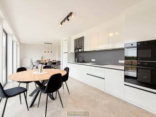 <br /><br /><strong>LANDELIJK en HEEL RUSTIG GELEGEN OPEN BEBOUWING</strong> in een <strong>DOODLOPENDE STRAAT nabij NATUURRESERVAAT DE REYTMEERSEN!  </strong> Deze instapklare woning met <strong>VOLLEDIGE ONDERKELDERING </strong>beschikt over <strong>VIER VOLWAArDIGE SLAAPKAMERS</strong>, <strong>TWEE STIJLVOLLE BADKAMERS</strong>  waarvan 1 slpk en 1 badk op het <strong>GELIJKVLOERS GELEGEN</strong>!   De <strong>OPEN KEUKEN</strong> gaat naadloos over in de overvloedige, lichtrijke leefruimte die 1 mooi geheel vormen. Dankzij de doordachte indeling en <strong>GROTE RAAMPARTIJEN</strong> geniet je doorheen de hele woning van een <strong>AANGENAAM RUIMTELIJK GEVOEL</strong>. De praktische wasplaats en het <strong>VOLLEDIGE SOUS-TERRAIN MET DIVERSE BERGRUIMTES EN EEN POLYVALENTE INVULLING NAAR WENS</strong>, bieden tal van mogelijkheden voor <strong>HOBBY’S OF THUISWERK</strong>. Buiten nodigt de <strong>ZONNIGE TUIN</strong> met verzorgd terras uit tot genieten in alle privacy en van het OPEN ZICHT ! Situeert zich in een heel groene omgeving <strong>VLAK BIJ WEILANDEN EN UITGESTREKTE FIETS- EN WANDELNETWERKEN</strong>.<br /><br />Onmiddellijk beschikbaar! <br /><br />Adres: Monseigneur Lambrechtstraat 105 te Welden (Oudenaarde)<br /><br />G-score + P-score A