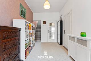 Voor meer info en foto’s, surf naar www.swevers.be – Tongersesteenweg 38 in Tongeren- Borgloon is een instapklare halfopen woning met 156 m² bewoonbare oppervlakte, twee slaapkamers, garage, veranda, ruime kelder en een zolder met uitbreidingsmogelijkheden. Op het gelijkvloers vind je een aparte inkomhal met toegang tot de garage van 14,68 m² en de ruime woonkamer van 33,34 m². Aansluitend ligt de keuken van 13,18 m², met achteraan een berging, apart toilet en veranda van 14,22 m². De veranda vormt een aangename verbinding met de achtertuin. De eerste verdieping omvat twee slaapkamers van 14,99 m² en 9,77 m² en een badkamer met ligbad en toilet. Extra troeven zijn de kelder van maar liefst 52,20 m² en de zolder van 55 m², die de mogelijkheid biedt om bijkomende bewoonbare ruimte te creëren. De woning staat op een perceel van 3a 70ca met achtertuin. Doorheen de jaren gebeurden verschillende renovaties, waaronder vernieuwde ramen en voordeur, dakisolatie, een nieuwe gasketel, vernieuwde radiatoren en een nieuwe keukenkoepel. Ook airconditioning draagt bij aan het wooncomfort. Ook de ligging is praktisch, met winkels, scholen, openbaar vervoer, sport en ontspanning in de nabije omgeving. Een interessante woning voor wie comfortabel wil wonen én ruimte zoekt voor toekomstige uitbreiding. Voor meer informatie, bel 012 699 900. Bron bewoonbare oppervlakte: EPC – verslag.
