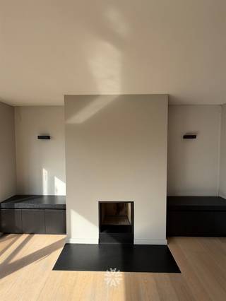 <p><span>CENTRE DE GAND - Appartement lumineux de deux chambres, doté de placards sur mesure et d'un balcon, situé dans le quartier de la gare de Gand</span></p><p><span> </span></p><p><span>Cet appartement lumineux est situé au cinquième étage de la résidence Greenway, à l'angle de la Kortrijksesteenweg et de la Floraliënlaan. Grâce à une rénovation en profondeur, l'appartement bénéficie de finitions contemporaines, d'équipements techniques modernisés et d'un agencement ludique qui crée une agréable ambiance de loft.</span></p><p><span> </span></p><p><span>Le spacieux espace de vie a été doté d’un parquet, d’une cheminée décorative, de placards sur mesure et d’une cuisine ouverte équipée d’appareils électroménagers encastrés. Il comprend également deux chambres à part entière, une salle de bains avec douche à l'italienne et un local buanderie séparé, ainsi qu'un balcon avec un débarras extérieur. Atout supplémentaire : la chambre principale est dotée d'un dressing très spacieux.</span></p><p><span> </span></p><p><span> </span></p><p><span>Les atouts en bref : </span></p><ul><li><span>Prêt à emménager – rénovation totale</span></li><li><span>Pièces lumineuses</span></li><li><span>Environnement verdoyant</span></li><li><span>Situation centrale, à proximité de la gare de Gand-Saint-Pierre</span></li><li><span>Débarras séparé avec branchement pour lave-linge et sèche-linge</span></li><li><span>Cave privative</span></li><li><span>Local à vélos commun</span></li></ul><p><span> </span></p><p><span> </span></p><p><span>Agencement : </span><span>Hall d'entrée avec vestiaire, local technique, toilettes séparées, pièce à vivre lumineuse avec cuisine ouverte, chambre avec dressing, balcon et débarras extérieur, salle de bains avec douche à l'italienne, meuble double vasque et local de buanderie séparé avec branchements, deuxième chambre à part entière.</span></p><p><span> </span></p><p><span> </span></p><p><span>Important : </span></p><p><span>Loyer : 1 250 EUR/mois</span></p><p><span>Provision pour l'eau (&W) et le chauffage : 100 EUR/mois</span></p><p><span>Provision pour les charges communes : 65 EUR/mois</span></p><p><span>Domiciliation obligatoire </span></p><p><span>Disponible à partir du 15/11/2026</span></p><p><span>Label EPC C</span></p><p><span> </span></p>