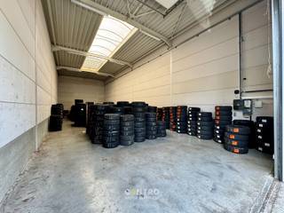 <p><u><strong>Benaderende AFMETINGEN:</strong></u><br />7,3m breedte op 22m diepte<br /><br /><u><strong>AFWERKING</strong></u>:</p>

<ul>
	<li>Stalen constructie behandeld met roestwerende verf</li>
	<li>Wanden in geïsoleerde gladde beton (h:120cm) met daarboven sandwichpanelen (8cm isolatie)</li>
	<li>Gepolierde en extra gewapende betonvloer (20cm)</li>
	<li>Geïsoleerd (10cm) plat dak (steeldeck) met centrale lichtstraat en rookkoepel</li>
	<li>1 geïsoleerde, elektrische sectionaalpoort (h: 4m; b: 4m) met afzonderlijke loopdeur</li>
	<li>Aluminium schrijnwerk met dubbele beglazing (K-waarde: 1,1)</li>
	<li>Vrije hoogte: 6m<br /> </li>
</ul>

<p><strong><u>NUTSVOORZIENINGEN</u></strong>:<br />Stads-en regenwater, aardgas, elektriciteit, internet (telenet).<br />Afvoer sanitaire installatie voorzien. <br /> </p>

<p><strong><u>LIGGING</u></strong>:<br />Ten zuiden van Centrum-Brugge, in een bedrijvige, groene omgeving op een paar kilometer van Expresweg en E40 en E403.</p>

<p><br />* <u>Bijzonderheden</u>:<br />- Brandklasse C.<br />- EPB: K-peil 40.<br />- Regenwaterput (10.000l).<br />- Gemeenschappelijke fietsenberging en groenzone. <br />- De vermelde maandelijkse vergoeding is exclusief 21% btw, onroerende voorheffing (aanslagbiljet) en gemene kosten (afrekening syndicus)<br />- Onze referentie op <strong>www.centro.be</strong> (bedrijfsvastgoed): <strong>P0117</strong></p>