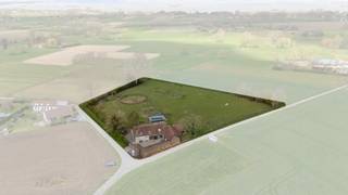 <p>Voor meer info of een bezoek, bel 053 59 49 33 - Op een prachtige locatie in <strong>Sint-Pieters-Kapelle</strong> vinden we deze <strong>vierkantshoeve </strong>terug met heel veel potentieel. Het geheel is gelegen op een <strong>perceel van 10 510m²</strong>. De vierkantshoeve is <strong>zeer rustig gelegen </strong>in een gebied waar men ten volle kan genieten van de rust en de natuur. De vierkantshoeve kan men betreden via een binnenkoer waar men <strong>stallen</strong>, <strong>een</strong> <strong>garage </strong>en een leefgedeelte terugvindt. Het leefgedeelte betreden we via de inkomhal, die voorzien is van een gastentoilet. De leefruimte en de keuken grenzen aan elkaar. <strong>De keuken werd vernieuwd in 2015, alsook de raampartijen</strong> zijn vernieuwd in 2015. Op het gelijkvloers vinden we ook nog een wasplaats en twee bergingen. Via een vaste trap betreden we de eerste verdieping. Op de eerste verdieping vinden we aan de rechterzijde<strong> twee slaapkamers</strong> terug. Aan de linkerzijde vinden we nog <strong>een slaapkamer</strong> en een badkamer. <strong>De hoofdslaapkamer</strong> bevindt zich helemaal links op de eerste verdieping en is ook voorzien van een eigen badkamer. Via de leefruimte kunnen we <strong>de prachtige tuin betreden met een terras.</strong> Aangrenzend aan de tuin is er nog<strong> een weide </strong>gelegen die ideaal kan dienen voor paarden. Verder is er een garage voorzien van 71m² en zijn er stallen voorzien van 30m². Perceel van 10 510m² - Veel Potentieel - Prachtige Ligging</p>