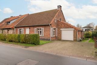 Centraal gelegen in Kalmthout, vinden we deze karakteristieke halfopen woning met veel renovatiepotentieel.<br /><br />We betreden de woning via de inkomhal, welke is voorzien van een gastentoilet.<br />De gezellige leefruimte is ingedeeld in een zithoek en een eetkamer. Aansluitend vinden we de keuken die is ingericht met een keramische kookplaat, koelkast en een dubbele spoelbak.<br />Via de hal is er toegang tot een ruime slaapkamer, een tweede slaapkamer (momenteel ingericht als dressing) en een badkamer die is voorzien van een inloopdouche, lavabo en een toilet.<br />Achteraan de woning bevindt zich een verwarmde veranda. Van hieruit komen we in de garage met automatische toegangspoort. Hier vinden we tevens de zekeringenkast van de elektriciteit en de vernieuwde verwarmingsketel (2022).<br /><br />De voormalige zolderverdieping werd afgewerkt en is ingedeeld in twee ruime slaapkamers, beide voorzien van een wastafel. De dakvlakramen werden vernieuwd.<br />Verder treffen we langs beide kanten van het dak een zolder die dient als bergruimte.<br />De warmwaterboiler bevindt zich op deze verdieping.<br /><br />De woning is gebouwd op een mooi perceel en heeft een open en zonnige tuin.<br /><br />Deze woning is gelegen vlakbij het centrum van Kalmthout. Alle voorzieningen zoals winkels, scholen en openbaar vervoer bevinden zich op wandel- en fietsafstand.