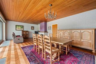 Bent u op zoek naar een woning met ruimte, licht en geschiedenis, die u volledig naar eigen hand kunt zetten? Aan de Wachteke 21 in Laarne vindt u deze solide bungalow uit 1969. Gelegen op een indrukwekkend perceel van maar liefst 1.276 m², biedt dit eigendom de perfecte basis voor wie droomt van royaal wonen in een groene omgeving.<br /><br />Wonen in het hart van het Scheldeland<br />Laarne is een van de parels van het Scheldeland. Het staat bekend om zijn rust, de prachtige natuurlijke omgeving en natuurlijk het iconische Kasteel van Laarne. Hier woont u in een oase van rust, terwijl u zich op slechts 1 km van het gezellige stadscentrum bevindt. De perfecte balans tussen landelijke charme en een vlotte bereikbaarheid.<br /><br />Ruimte en authentieke details<br />Met een bewoonbare oppervlakte van 154 m² is deze bungalow verrassend ruim. Bij het binnenkomen in de royale woonkamer valt de elegante visgraatparket direct op, die samen met de sfeervolle open haard zorgt voor een tijdloze klasse. De grote raampartijen trekken het daglicht rijkelijk naar binnen en bieden een prachtig uitzicht op de omgeving.<br /><br />De woning beschikt verder over:<br />   - Een zeer ruime, aparte keuken met tal van mogelijkheden<br />   - 3 volwaardige, grote slaapkamers waar rust centraal staat<br />   - Een praktische inpandige garage en voldoende parkeergelegenheid op eigen terrein<br /><br />Een tuin voor levensgenieters<br />Het absolute paradepaardje is de buitenruimte. De woning is gezegend met een zeer grote, zuidgerichte tuin. Of u nu droomt van een weelderige bloementuin, een speelparadijs voor de kinderen of simpelweg wilt genieten van de zon op het ruime terras: hier kan het allemaal. Dankzij de oriëntatie geniet u hier van de eerste tot de laatste zonnestralen.<br /><br />Uw renovatieproject op maat<br />De woning dient gerenoveerd te worden met zijn EPC F, wat u de unieke kans biedt om te moderniseren volgens de nieuwste energienormen en uw eigen smaak. De sterke structuur en de doordachte indeling van deze bungalow vormen de ideale start voor een prachtig moderniseringsproject.<br /><br />Een zeldzame kans voor wie op zoek is naar ruimte en privacy op een boogscheut van het centrum van Laarne én Heusden.<br /><br />Bent u klaar om van deze bungalow uw droomhuis te maken? Contacteer ons voor een bezoek!