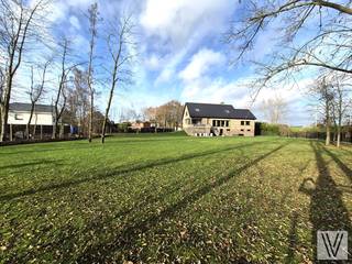 Residentieel gelegen te Waregem ontdek je deze karaktervolle woning op een perceel van maar liefst 4.220 m².De combinatie van ruimte, licht en...