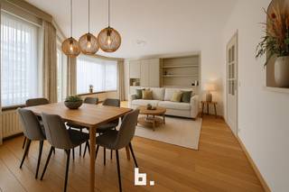 Dit instapklaar appartement op de 1e verdieping bevindt zich op een goede ligging in hartje Knokke en is als volgt ingedeeld: inkom met gastentoilet, ruime lichtrijke woonkamer met aansluitend perfect georiënteerd terras, aparte ingerichte keuken (kookplaat, dampkap, koelkast, oven, microgolfoven, anderhalve spoelbak, vaatwasser) met aanpalende berging, badkamer (inloopdouche, wastafelmeubel, handdoekradiator, toilet), 2 ruime slaapkamers waarvan één met airconditioning en extra douchekamer. Topper!