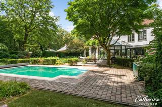 Ontdek deze prachtige, karaktervolle villa, gelegen op een mooi perceel in Heide-Kalmthout. Deze woning biedt een perfecte balans tussen comfort...