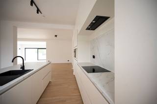 <p>Dit prachtige duplexappartement werd volledig gerenoveerd met hoogwaardige materialen, waarbij veel aandacht werd besteed aan duurzaamheid, energiezuinigheid en wooncomfort.</p><p>Op de eerste verdieping bevinden zich de ruime leefruimte en de volledig uitgeruste keuken. Bij het binnenkomen ervaart u meteen het aangename ruimtegevoel. De keuken werd strategisch aan de voorzijde ingericht, waardoor de lichtrijke leefruimte dankzij de grote raampartijen rechtstreeks uitgeeft op het indrukwekkende terras. Hier geniet u in alle rust van het buitenleven.</p><p>Op deze verdieping bevindt zich bovendien een eerste slaapkamer, die desgewenst ook perfect kan worden ingericht als bureau of thuiswerkplek.</p><p>De tweede verdieping biedt plaats aan nog twee volwaardige slaapkamers en een ruime badkamer. Deze is uitgerust met een ligbad, een comfortabele inloopdouche, een dubbele wastafel en een tweede toilet.</p><p>De verdiepingen zijn met elkaar verbonden via een stijlvolle mezzanine, die bijdraagt aan het open en ruimtelijke karakter van het appartement.</p><p>Dankzij de flexibele indeling kan de ruimte op de eerste verdieping perfect worden afgestemd op uw woonbehoeften. Kiest u ervoor om deze in te richten als slaapkamer, dan kan de mezzanine op de bovenverdieping bijvoorbeeld dienstdoen als bureau of werkruimte.</p><p>Een smaakvol gerenoveerd duplexappartement dat ruimte, licht, comfort en duurzaamheid op een harmonieuze manier combineert.</p><p>Verder is er voor deze huurder een ruime parkeerplaats voorzien, rechts in de garage.  Er is een fietsenstalling en een ruimte voor het plaatsen van de afvalcontainers.</p>