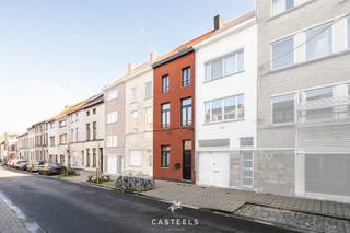 In een rustige en aangename straat komt deze volledig gerenoveerde rijwoning te huur.<br /><br />De woning werd grondig vernieuwd in 2023 en combineert hedendaags comfort met een praktische indeling en een uitstekende energieprestatie.<br />Dankzij de drievoudige beglazing en de kwalitatieve isolatie behaalt de woning een EPC-score B (124 kWh/m²/jaar). De elektrische installatie is conform en er is een geldig conformiteitsattest aanwezig.<br /><br />De woning in het kort:
<ul>
	<li>Recent gerenoveerd in 2023</li>
	<li>EPC-score B</li>
	<li>5 slaapkamers en gezellige koer en terras</li>
</ul>
<br />Bij het betreden van de woning valt meteen het lichtrijke karakter op, samen met de brede en comfortabele trap die vlot toegang biedt tot alle verdiepingen.<br />Op het gelijkvloers bevindt zich een ruime, volledig uitgeruste keuken met vaatwasmachine, koelkast, diepvriesvak en alle nodige toestellen. Daarnaast is er een apart toilet.<br />De woning beschikt over een gezellige koer én een bijkomend terras, een echte meerwaarde voor een rijwoning.<br /><br />Op de eerste verdieping bevindt zich een ruime badkamer met een grote inloopdouche, lavabomeubel en een tweede toilet.<br />Met maar liefst vijf volwaardige slaapkamers en een zolder die extra bergruimte biedt, is deze woning bijzonder veelzijdig en comfortabel.<br /><br />De woning is gelegen in de Spitaalpoortstraat, een rustige straat in Gent, vlakbij het Gent-Dampoort. Je geniet hier van een ideale combinatie van rust en stedelijk comfort, met alle voorzieningen in de buurt. Het historische centrum van Gent bereik je in ongeveer 10 minuten fietsen. Het station Gent-Dampoort en verschillende buslijnen bevinden zich op wandelafstand. Dankzij de centrale ligging zijn ook de invals- en ringwegen vlot bereikbaar. Winkels, horeca, scholen en sportfaciliteiten liggen in de directe omgeving.<br /><br />Interesse? Neem gerust contact op voor meer informatie of een bezoek.