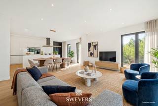 Voor meer info en foto’s, surf naar www.swevers.be – In de levendige Pastorijstraat 39 in Koersel staat een gloednieuwe halfopen woning (2025) klaar voor haar eerste bewoners. Op een zuidgericht perceel van 4a 54ca geniet je hier van rust, met alle voorzieningen op wandelafstand én een FISCAAL VOORDEEL: oplevering onder registratiestelsel van 2% en dus GEEN BTW! <br />De woning biedt op het gelijkvloers een inkomhal met vestiaire, apart toilet, en een lichtrijke leefruimte van 52,83 m² met zithoek, eethoek en open keuken. De keuken (26,46 m²) met kookeiland sluit aan op het terras en de zonnige tuin. Op de eerste verdieping vind je drie slaapkamers (14,60 m² – 10,20 m² – 10,80 m²) en een moderne badkamer met inloopdouche en dubbel lavabomeubel. <br /><br />Specificaties: Vloerverwarming Gelijkvloers en verdiep, EPC -4 (A+), driedubbel glas, topisolatie van RECTICEL waarbij in de spouwmuur isolatie van 14cm dik s gebruikt, ventilatiesysteem D, regenwaterput 10.000 Liter en 12 zonnepanelen van maar liefst 5160 WP zorgen voor uitzonderlijke energiezuinigheid. <br /><br />De moderne look wordt versterkt door gelijmde gevelstenen, hardstenen dorpels en aluminium accenten. Praktisch gelegen: scholen en winkels op 1 km, openbaar vervoer op 650 m en snelweg op 9 km. Een instapklare woning die comfort, design en duurzaamheid perfect combineert. Voor meer informatie, bel 011 255 155. Bron bewoonbare oppervlakte: EPC – verslag.