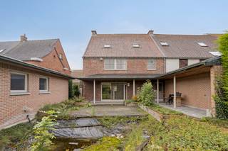 Bijzonder ruime woning met inpandige garage en 3 slks op een perceel van 1218 m².<br /><br />Deze toch wel unieke woning staat te koop in de Leiestraat te Kuurne. Een centrumstraat met alle nodige voorzieningen op wandelafstand. Dergelijke oppervlaktes zijn dan ook zeer uniek op deze centrumligging.<br /><br />De leefruimte is gelegen achteraan de woning en vormt een open geheel met de keuken. Een groot raampartij accentueert het aangenaam terras en weelderige tuin vanuit de leefruimte. Verder is er op het gelijkvloers een inpandige garage (zeer ruim) met apart douchevoorziening.<br /><br />Het verdiep bevat 3 echt ruime slaapkamers en een badkamer. Overal parket en overal gebruik van massief eik. De badkamer is voorzien van een groot bad, toilet en wasmeubel. Een schuifladder brengt ons naar de zolder. Hier zijn diverse mogelijkheden mogelijk.<br /><br />De tuin! Heeft een grote vijver, een siervijver, overdekt terras, gemetst tuinhuis/bijhuis en heeft vooral veel privacy.<br /><br />PLUSPUNTEN:<br />+ 1218 m² op een centrumligging<br />+ inpandige garage<br />+ gevoel voor ruimte