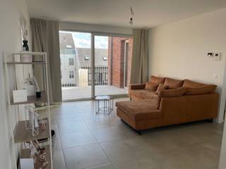 Ontdek dit uitzonderlijk ruim en lichtrijk appartement met drie slaapkamers, centraal gelegen in de levendige dorpskern van het gegeerde...