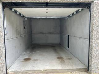 De bovengrondse garagebox is gelegen in de Kerkstraat te centrum Middelkerke. Ideale investering aan de kust. De garagebox is 14m2 en is voorzien van een elektrische poort. <br /><br />Afmetingen: <br />Breedte: 2,74m<br />Hoogte: 2m<br />Diepte: 4,96m<br />Poort breedte: 2,5m<br /><br />Bovendien is er elektriciteit aanwezig en verlichting.<br /><br />Bent u geïnteresseerd in deze garage te koop? Aarzel niet en leg vandaag nog uw bezoek vast!<br /><br />Bestuursmaatregelen in het maatregelenregister: nee