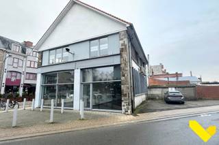 Handelspand met mogelijkheden op commerciële toplocatie!Op een absolute A-locatie met enorme visibiliteit vinden we dit veelzijdige handelspand.Het...