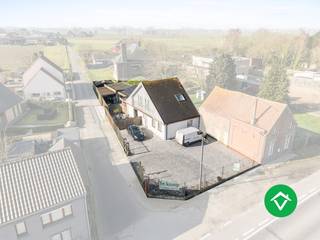 Op een vlot bereikbare ligging, nabij de verbindingsweg tussen Eernegem en Torhout, bevindt zich deze praktische en verzorgde woning. De...