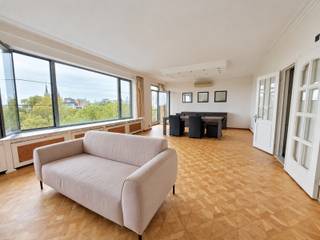 <p><strong>Zeer ruim en aangenaam gemeubeld appartement van ca. 180m² met vier slaapkamers en panoramisch uitzicht op het Stadspark. Gelegen op de achtste verdieping van een residentieel gebouw, nabij openbaar vervoer, winkels, scholen, de diamantwijk en gezellige cafés en restaurants. Ook de belangrijke in- en uitvalswegen zijn vlot bereikbaar.</strong></p>
<p><strong><span>INDELING:</span></strong></p>
<p><span>De INKOMHAL van ca. 10m² op marmervloer, met gastentoilet, verwelkomt u in het appartement.</span></p>
<p><span>De zonnige en riante LEEFRUIMTE van ca. 57m² op parketvloer geniet dankzij de grote ramen van een maximale lichtinval en een prachtig groen uitzicht op het park. De aangename breedte biedt volop mogelijkheden voor een comfortabele zit- en eethoek.</span></p>
<p><span>De volledig ingerichte KEUKEN van ca. 18m² beschikt over alle toestellen, ruime opbergkasten en een gezellige ontbijthoek. Aansluitend bevindt zich het terrasje. </span></p>
<p><span>Via de NACHTHAL bereikt u de vier SLAAPKAMERS op parketvloer: twee van ca. 20m², één van ca. 14m² en één van ca. 11m². </span><span>De slaapkamers geven uit op het zuidoostelijk georiënteerde TERRAS.</span></p>
<p><span>De BADKAMER is uitgerust met een ligbad, douche, dubbele wastafel en toilet. Daarnaast is er een afzonderlijke DOUCHEKAMER met douche, wastafel, toilet en aansluitingen voor een wasmachine en droogkast.</span></p>
<p><span>Een KELDERBERGING op verdieping -1 is inbegrepen. <br /><br />Een AUTOSTAANPLAATS in het gebouw kan worden bijgehuurd voor € 180 per maand.<br /><br /></span></p>
<span><strong>BIJZONDERHEDEN: <br /></strong></span><span>* Toplocatie te Antwerpen centrum aan het Stadspark<br /></span>* Gemeubeld 4 slaapkamer appartement met parkzicht<br /><span>* Dubbele beglazing in PVC - draai-kipsysteem, airco aanwezig, EPC 181kWh/m² </span><br /><span>* Algemene onkosten: € 420/maand (prov. verwarming, water en algemeen onderhoud inbegrepen)</span><br /><span>* Inclusief kelder<br /></span>
