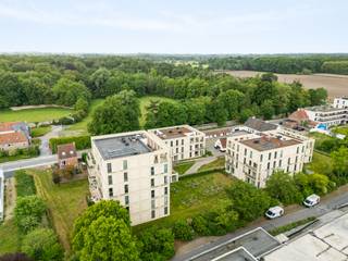 Dit hoekappartement (2021) is ideaal gelegen nabij het Parkbos, het Technologiepark, winkels, restaurants, openbaar vervoer en de belangrijkste invalswegen. Met de fiets bereik je in enkele minuten het bruisende centrum van Gent. Vanuit het appartement geniet je van een prachtig groen zicht op het Parkbos.
Het appartement maakt deel uit van residentie Parkhoeve, een stijlvolle residentie met villa-allure bestaande uit 54 appartementen verdeeld over 4 gebouwen, 2 woningen en een ondergrondse parking. Bewoners genieten van een mooi aangelegde binnentuin, veel buitenruimte, bezoekersparking en een gemeenschappelijke open schuur die vrij gebruikt kan worden.
Het appartement bevindt zich op de tweede verdieping en geniet van een zuidoost gerichte oriëntatie.
Indeling: inkomhal, lichtrijke leefruimte met open en volledig uitgeruste keuken, badkamer met inloopdouche, ligbad, lavabo en toilet, twee volwaardige slaapkamers waarvan één met dressing, en een praktische berging.
Verder beschikt het appartement over een ruime gemeenschappelijke fietsenberging op -1 en een privatieve staanplaats inbegrepen in de prijs. Het gebouw is uitgerust met een lift en voldoet aan de nieuwste bouwnormen met een energiezuinig EPC-label A.
Ontdek dit appartement tijdens het bezoekmoment op zondag 7/06 van 10u tot 12u. Maak jouw afspraak via els@keyimmo.be of 0468 13 77 64.