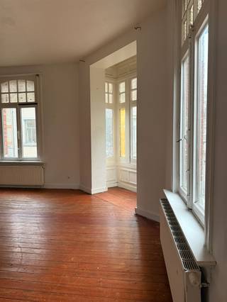 Uitzonderlijk knap hoekgebouw met potentieel en leuke historische aspecten! Op een interessante ligging tussen de hippe slachthuissite en het...