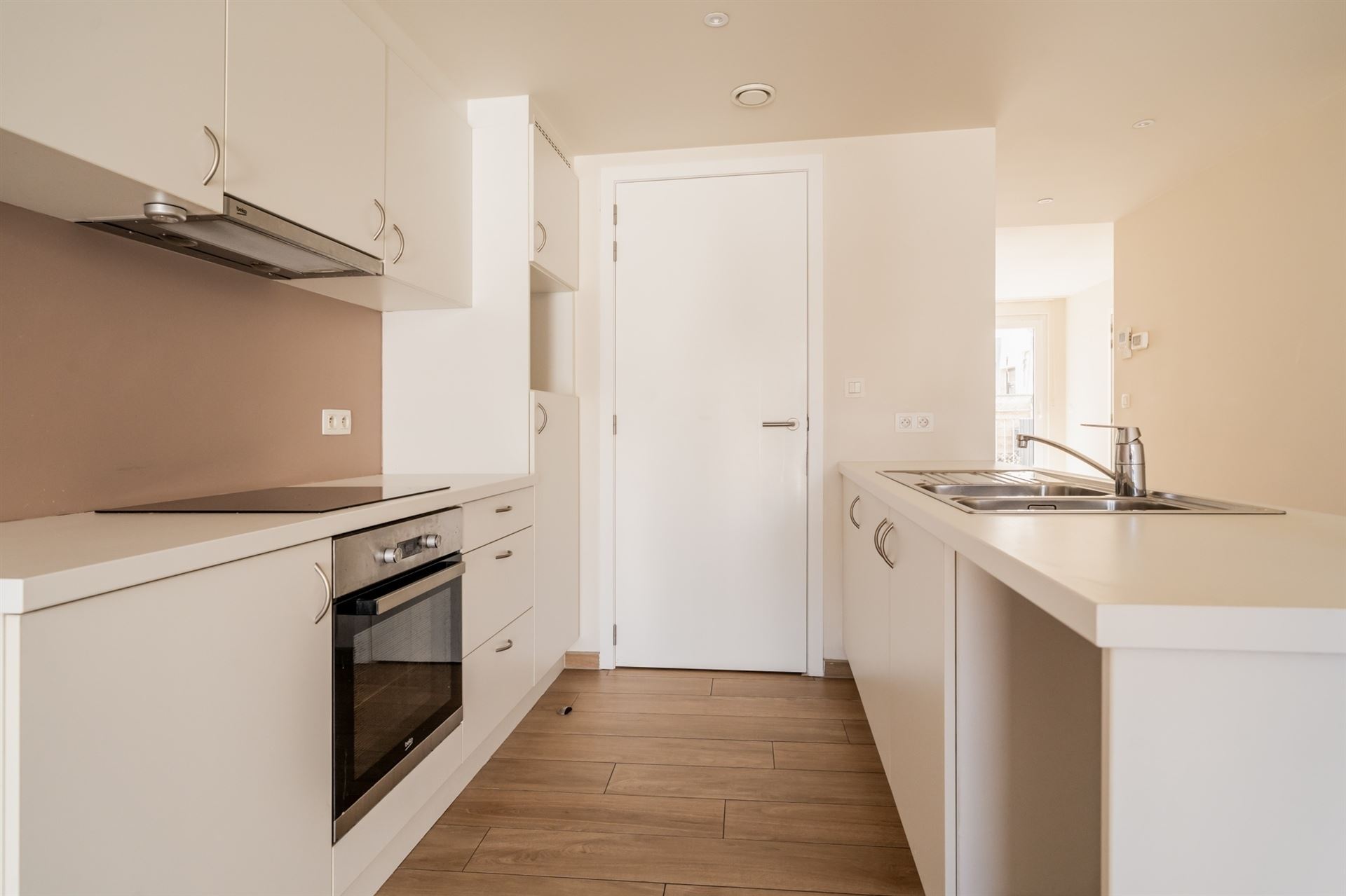 Modern 1 bedroom apartment with terrace in downtown! - photo 2