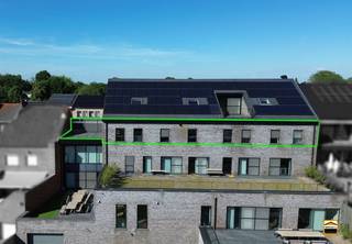 <p><span>Lichtrijk appartement met ruim terras en prachtig groen uitzicht over de Motvallei <br />in Borgloon met ondergrondse autostaanplaats en kelderberging<br />*EPC A </span></p><p><span>*Elektriciteit conform AREI</span><span><br /><br /></span><span>Op zoek naar een ruim en instapklaar appartement op een toplocatie? Dit prachtige appartement <br />op de 2de verdieping combineert comfort, uitzonderlijke ruimte en een uitstekende ligging op <br />wandelafstand van het centrum van Borgloon.<br /><br />De grote leefruimte van ca. 60 m² met open keuken geniet van een overvloed aan natuurlijke <br />lichtinval en creëert een aangename, open sfeer. De keuken is uitgerust met inductiekookplaat,<br />vaatwas en ingebouwde koelkast met vriesvak.<br /><br />Een absolute troef is het ruime terras van maar liefst 24 m², waar je in alle rust kan genieten <br />van een prachtig uitzicht op het groene landschap.<br /><br />Het appartement beschikt over twee slaapkamers: een ruime master bedroom van ca. 13 m² <br />met aansluitende dressing van ca. 6 m² en een tweede slaapkamer van ca. 11 m². Verder is <br />er een moderne badkamer voorzien van een stijlvolle inloopdouche en dubbele lavabo.<br /><br /></span></p><p><span>Extra praktisch comfort wordt voorzien dankzij een ruime berging van ca. 6,5 m²,<br />een privatieve kelderberging van ca. 5 m² en een ondergrondse autostaanplaats. <br /><br /></span><span>Bijkomende troeven:</span></p><ul><li><span>EPC A – energiezuinig wonen </span></li><li><span>Bouwjaar 2012 </span></li><li><span>Veel natuurlijke lichtinval </span></li><li><span>Ruime en open leefruimte </span></li><li><span>Ondergrondse autostaanplaats inbegrepen </span></li><li><span>Privatieve kelderberging </span></li><li><span>Groot zonnig terras met groen uitzicht </span></li><li><span>Zeer gunstige ligging vlakbij het centrum van Borgloon </span></li></ul><p><span> </span></p><p><span>Ideaal voor wie op zoek is naar een comfortabele, energiezuinige woning met ruimte en rust, <br />zonder in te boeten op bereikbaarheid.<br /><br /></span><span>Wenst U meer informatie over dit uitzonderlijke appartement of een bezichtiging?<br />Contacteer ons via 012 26 22 05 of info@hetimmohuis.be</span></p><p><span> </span></p>