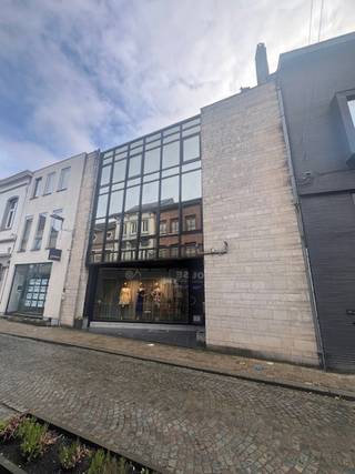 Dit modern ogende gebouw is gelegen in het centrum van Lokeren en doet vandaag dienst als gelijkvloerse handelsruimte + afzonderlijke...