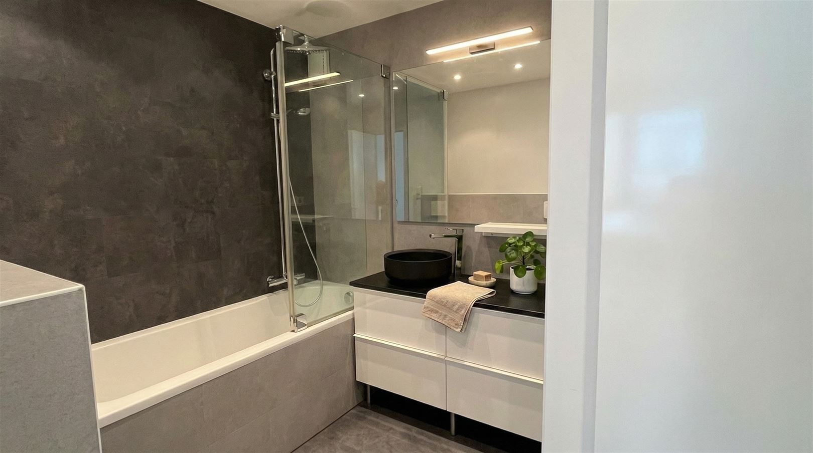 Gloednieuw gerenoveerd appartement in centrum Antwerpen - foto 4