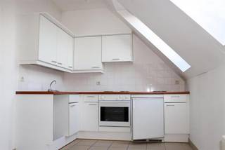 Situé au quatrième et dernier étage d'une petite copropriété du centre de Salzinne , appartement de ± 55 m² idéalement agencé. Ce dernier se compose d'un hall d'entrée avec espaces de rangements et toilettes invités. Un vaste living baigné de lumière par de nombreuses fenêtres, une cuisine américaine entièrement équipée et une buanderie accessible depuis le hall. La partie nuit comprend une grande chambre de ± 15 m² ainsi qu'une salle de bains attente avec baignoire et double vasque. Proche de toutes commodités, cet appartement ne pourra que vous séduire. Disponible immédiatement. Prix : 155.000 €. Charges : 70 € / mois PEB : E - EN OPTION: Place de parking extérieur : 15.000 € - Place de Parking intérieur : 20.000 €- Vous souhaitez visiter.Contactez-nous au +32 477 57 98 87 ou par mail à l'adresse LMEERT@TREVI.BE