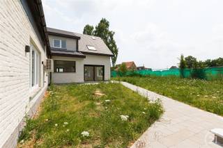 Magnifiek gerenoveerde woning met bijgebouw en parkeergelegenheid– ideaal voor cohousing, kangoeroewonen of vrij beroep. Wenst u een bezoek ,...