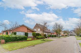 Instapklare laagbouwwoning op ruim perceel in rustige verkavelingIn een aangename en bijzonder rustige verkaveling bevindt zich deze instapklare...