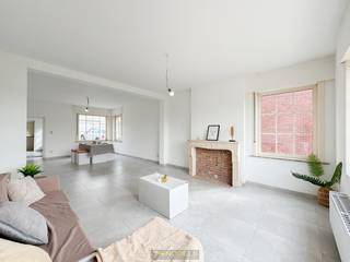 <strong>DE PERFECTE, BETAALBARE GEZINSWONING MET MAAR LIEFST 4 RUIME SLAAPKAMERS!! Betreft een INSTAPKLARE HALFOPEN BEBOUWING MET APARTE GARAGE</strong> nabij het centrum.  Op het gelijkvloers bevinden zich een ruime inkomhal, <strong>een GROTE LICHTRIJKE LEEFRUIMTE MET EETPLAATS</strong>, tussen ruimte/ ontbijthoek, ingerichte keuken, berging en gastentoilet. De eerste verdieping telt <strong>TWEE VOLWAARDIGE SLAAPKAMERS</strong>, een royale nachthal en een ruime badkamer met ligbad en douche.  De zolderverdieping biedt <strong>nog 2 EXTRA KAMERS</strong>, ideaal als <strong>SLAAPKAMER, BUREAU OF HOBBYRUIMTE</strong>. Een praktische kelder zorgt voor bijkomende opbergruimte. De <strong>MOOIE TUIN MET GROOT ZONNETERRAS</strong> en open uitzicht garandeert <strong>RUST EN PRIVACY</strong>, terwijl de oprit en <strong>AANGEBOUWDE GARAGE</strong> het geheel compleet maken. Perfect voor gezinnen die een <strong>INSTAPKLARE WONING MET TUIN EN GARAGE ZOEKEN IN EEN CENTRALE, GROENE OMGEVING.</strong><br /><br />Onmiddellijk beschikbaar! <br /><br />Adres: Spoorweglaan 39 te Leupegem (Oudenaarde)<br /><br />G-score + P-score B. Geen renovatieverplichting van toepasssing. 