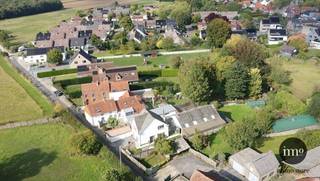 Asse (Asse-Ter-Heide) : IMMO STORE stelt u deze woning voor die dateert uit de SIXTIES maar werd GERENOVEERD vanaf 2019. Dit pand staat op een ZUIDGERICHT perceel van +/- 3a50ca en ademt WARMTE en GEZELLIGHEID uit dankzij de zorgvuldig gekozen materiaalkeuze. Op het gelijkvloers bevinden zicht inkomhal, een RUIME zithoek voorzien van een PELLETKACHEL en de PRAKTISCH VOLLEDIG INGERICHTE keuken met ONTBIJTHOEK. De GROTE badkamer bevindt zich eveneens op het gelijkvloers. De verdieping telt 2 SLAAPKAMERS. Mits het creëren van een gang kan er een DERDE SLAAPKAMER toegevoegd worden. De 215 m² GROTE WERKPLAATS maakt dit pand UNIEK in zijn soort en biedt heel wat POTENTIEEL. Garage. Deze woning is - IN HUIDIGE TOESTAND - uiterst geschikt, voor KEINERE GEZINNEN - COTTAGE LIEFHEBBERS - die voordeel halen bij de ATELIER. +++ GOEDGEKEURDE ELEKTRISCHE INSTALLATIE +++ EPC 'D' +++ Nabij CENTRUM Asse met al zijn FACILITEITEN ! Meer info of een pandbezoek? Bel IMMO STORE op 02 203 03 03.