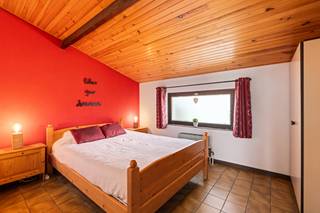 <strong>Te koop: vakantiewoning te domein Sunparks.</strong><br /><br />Ontdek deze verzorgde vakantiewoning in Sunparks Oostduinkerke, een ideale combinatie van comfort, ontspanning en gebruiksgemak. De woning beschikt over een praktische indeling en biedt alle ruimte om zorgeloos te genieten met familie en vrienden. Als eigenaar profiteert u van de uitgebreide faciliteiten en het aangename karakter van het vakantiepark.<br /><br /><strong>Indeling:</strong><br />inkom, leefruimte, badkamer met toilet, twee slaapkamers, zongerichte tuin met berging<br /><br /><strong>Troeven:</strong>
<ul><li>Goede staat</li><li>Veel te beleven</li></ul>
Wenst u meer informatie? Contacteer Arne Dewitte via 058 53 37 40<br />