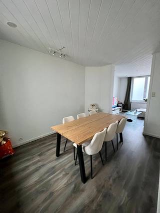 Woonkamer, eetkamer, apparte uitgeruste keuken die aansluit op de veranda. Een tuin met een tuinhuis, badkamer met wastafel, bad en toilet,...