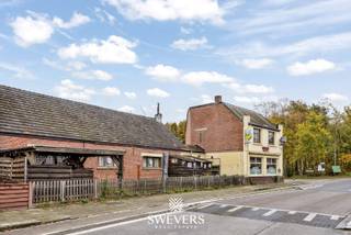 Voor meer info en foto’s, surf naar www.swevers.be – BESCHIKBAAR BIJ AKTE (niet verhuurd) - Het handelspand op de Gompelbaan 203 in Mol biedt een unieke kans voor ondernemers of horeca-liefhebbers. Gelegen op een zichtbare hoeklocatie combineert het gebouw van 295 m² functionaliteit met potentieel. Op het gelijkvloers vindt u een sfeervol café van 50 m² met veel lichtinval, een volledig uitgeruste bar en een ruim terras van 80 m². Aansluitend is er een multifunctionele zaal van 120 m², ideaal voor horeca of evenementen. Toiletten, bergingen en keukenruimtes zorgen voor maximale flexibiliteit. Op de eerste verdieping bevindt zich het bescheiden woongedeelte met twee (slaap)kamers, een badkamer en mogelijkheden voor renovatie. Het pand ligt op een perceel van 4a 33ca. Deze combinatie van ruimtes biedt mogelijkheden voor verschillende businessplannen. Voor meer informatie, bel 011 255 155. Bron bewoonbare oppervlakte: EPC – verslag.Dit pand is onderworpen aan de renovatieverplichting van de Vlaamse overheid voor niet-residentiële gebouwen (behoudens bij sloop binnen 5 jaar na de aankoop). Consulteer voor meer informatie de website van het Vlaams Energie- en Klimaatagentschap via https://www.vlaanderen.be/bouwen-wonen-en-energie/niet-residentiele-gebouwen/verplichtingen-voor-niet-residentiele-gebouwen/renovatieverplichting-voor-niet-residentiele-gebouwen.