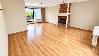 <p>PENTHOUSE MET 3 SLPK en 2 RIANTE TERRASSEN - GARAGE OPTIONEEL</p><p>BEZOEK reserveren op . - GEEN IMMO</p><p>LIGGING: centraal gelegen dakappartement in Deurne aan de Florent Pauwelslei 24. Zeer vlotte verbinding naar centrum Antwerpen via openbaar vervoer. Alle voorzieningen (scholen, supermarkt, bakkerij, apotheek, AZ Monica, Provinciaal Groendomein Rivierenhof, Park Groot Schijn, Boekenbergpark…) op wandelafstand. Vlotte verbinding tot grote invalswegen. Eveneens nabij fietsostrades (F107 & F11) en Ringfietspad.</p><p>INDELING: Recent appartement (bouwjaar 1996) op 4de verdieping. 129m² groot.<br />Via de lift bereikt u rechtstreeks het appartement.<br />Lichtrijke ruime woonkamer (39m² excl keuken) met grote raampartijen aan beide zijden.<br />Als verlengde van de woonruimte beschikt u over 2 ruime zonneterrassen (42m² en 56m² incl tuinhuis) waarbij u de hele dag door kunt genieten van zon, rust en privacy.<br />De woonkamer beschikt over een volledig uitgeruste, open keuken voorzien van gasvuur, oven, koelkast, spoelbak, vaatwasmachine en ruimte voor een microgolfoven.<br />Verder geniet u van 3 slaapkamers (2 ruime slaapkamers en 1 kinderkamer of bureau (8m²)), een berging en een apart toilet.<br />De badkamer beschikt over 2 nissen geschikt voor wasmachine, droogkast en extra badkamerkasten.</p><p>GARAGE: (optioneel) Een ruime, private garagebox (53 (!) m²) is optioneel aan te kopen (€ 25.000) - een meerwaarde in deze gegeerde buurt.</p><p>Meer informatie of graag een bezoek inplannen?<br />Bel op werkdagen enkel tussen 18u en 21u . . (géén immo)<br />Tijdens het weekend bellen tussen 10u en 20u</p>