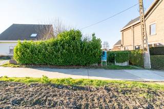 Verscholen in een kalme woonstraat vlak bij het hart van Ruien ligt deze aantrekkelijke bouwgrond, bestemd voor een halfopen woning. Hier woont u...