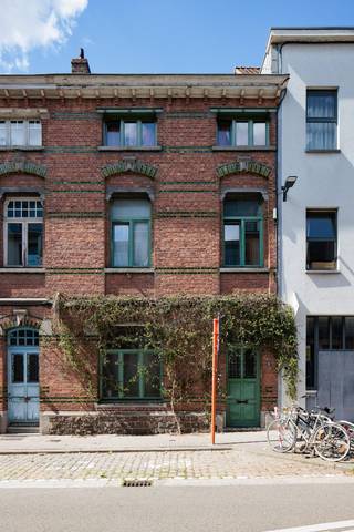 Meer info of een bezoek: gelieve te bellen naar 0485/321.842.<br />Vlakbij het Sint-Pieters Station staat deze karaktervolle woning met een oorsprong begin de jaren 1900. De ruime burgerwoning deelt de straat met de Sint-Paulskerk en -school en heeft het voordeel dat wonen centraal staat en rust met zich meebrengt, daar waar de Kortrijksesteenweg en de stationsomgeving alle dagelijkse voorzieningen bieden van winkels, openbaar vervoer e.a. De woning werd begin de jaren 2000 gerenoveerd op gebied van dubbele beglazing, zonnepanelen, een zonneboiler en herinrichting van de keuken. Authentieke elementen zoals de plankenvloer, de schouwmantels, sierlijke trappen en typische (dubbele) houten deuren zijn mooi bewaard gebleven. Het ruimtelijk gevoel is op elke verdieping een aanwezige troef. Op het gelijkvloers is er een brede inkom met trappenhal en apart toilet, eveneens toegang naar de kelder die als was- en stockageplaats dient. Aan de straatzijde situeert zich de keuken, gevolgd door plaats voor een eetkamer en een lichtrijke aanbouw waarin de woonkamer met inbouwhaard zich bevindt met zicht op en toegang naar de natuurlijk aangelegde tuin. Boven is er een slaapkamer en een badkamer (die met het terugplaatsen van de originele scheidingswand, opnieuw plaats maakt voor een volwaardige 2de slaapkamer). De verdieping hoger is open tot in de nok en heeft nog een mezzanine met trap, ideaal om in te richten als een apart verblijf, kamer voor tieners, hobbyruimte, ...