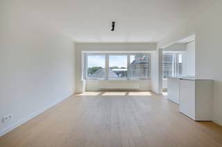 Dit hoogwaardig volledig gerenoveerd appartement is gelegen op een 2de verdieping van een gerenoveerd gebouw op een centrale ligging te Blankenberge.<br /><br />Indeling appartement:<br />Inkomhal met vestiaire en gastentoilet, ruime en lichtrijke woonkamer met open geïnstalleerde keuken. De keuken is voorzien van ingemaakte kasten en een extra berging met aansluiting was- en droogmachine. <br />De prachtige badkamer is voorzien van een inloopdouche en wastafel. Achteraan zijn er twee ruime slaapkamers met toegang tot het terras. <br />Als troef is er nog een extra multifunctionele kamer in het appartement die kan gebruikt worden als bureau/dressing of berging.<br /><br />Het appartement werd volledig professioneel geschilderd en ook de lift werd vernieuwd.<br /><br />Het gebouw is voorzien van een gemeenschappelijke fietsenberging en vuilnislokaal.<br /><br />Bent u op zoek naar een hoogwaardig, tot in de puntjes gerenoveerd appartement op een toplocatie in Blankenberge? <br />Neem dan zeker even contact op met de dossierverantwoordelijke Céline Desmet via: 0472 18 38 50 of celine.desmet@dewaele.com<br /><br />Bestuursmaatregelen in het maatregelenregister: nee<br /><br />Deze AI-visualisaties zijn bedoeld als inspiratie. Er werd geen rekening gehouden met technische specificaties, stedenbouwkundige voorschriften of de concrete mogelijkheden tot realisatie.