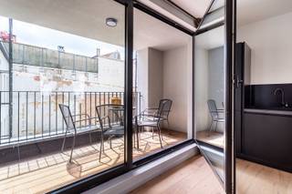 Antwerpen, de bruisende diamant aan de stroom, is een stad doordrenkt van geschiedenis, cultuur en gezelligheid. In de Minderbroedersstraat vloeit...