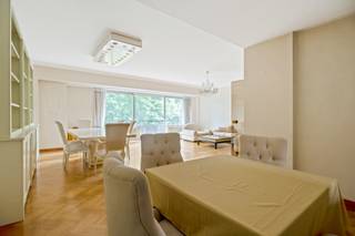 <p><span>Gelegen aan de geliefde Prins Albertlei, met uitzicht op het weelderige Albertpark en op steenworp afstand van het Harmoniepark. Dit ruim appartement heeft een beetje liefde nodig, maar is wel prima onderhouden! De ruime woonkamer van 42m² straalt een warme sfeer uit dankzij het overvloedige natuurlijke licht dat binnenvalt op de prachtige visparket. Het appartement telt nu 3 slaapkamers maar indien gewenst kan er op een vrij eenvoudige manier een 4de worden voorzien. Verder zijn er ook nog 2 badkamers en een aparte wc. Ook aan berging is er geen gebrek door de vele ingemaakte kasten. Ook kan je eenvoudig buiten vertoeven, door de 2 terrassen, eentje vooraan en eentje achteraan.</span></p>
<p><span>Kortom, leven als God in Frankrijk? Dat begint hier, op de Prins Albertlei nummer 15!<br /><br />Extra's:<br />-> EPC B: 143kWh/m2<br />-> Ruimte<br />-> Groen en wisselende uitzicht!<br />-> Parking onder het gebouw verplicht aan te kopen voor 40.000 euro<br />-> Niet twijfelen, gewoon bellen!<br /><br />Wg, Gvkr, Gvv, Gmo, geen overstromingsgevoelig gebied</span></p>