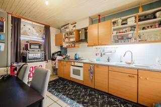 <p>Bent u op zoek naar een woning in Gent (Wondelgem) die u <strong>volledig naar eigen smaak kunt inrichten</strong>? Dan is dit pand precies wat u zoekt. Met een <strong>bruikbare vloeroppervlakte van circa 132 m²</strong> biedt deze woning een unieke kans om uw droomhuis te realiseren op een rustige ligging.<br /><br />LIGGING<br /><br />Deze <strong>te renoveren arbeiderswoning</strong> is gelegen in een <strong>rustige, doodlopende straat</strong> aan de rand van Gent. Op wandelafstand bevinden zich de Gentse dokken, winkels, scholen en dagelijkse voorzieningen. Dankzij het station van Wondelgem op slechts 500 meter geniet je bovendien van een <strong>uitstekende bereikbaarheid</strong>. Finaal bevindt de <strong>R4 zich op slechts 5 minuten rijden</strong> en het <strong>centrum van Gent bereik je in ongeveer 15 minuten met de fiets</strong>.<br /><br />De woning ligt vlak bij het <strong>groene Driemasterpark en de Wondelgemse Meersen</strong>, een ideale omgeving voor wie rust, natuur en water wil combineren met het stadsleven. <strong>Mobiscore: 8,7/10.<br /><br /></strong>INDELING<br /><br />Deze charmante arbeiderswoning uit het begin van de 20ste eeuw combineert authentieke elementen met een praktische indeling. De gevel met <strong>art-nouveau-invloeden</strong> geeft de woning een unieke uitstraling.<br /><br />Via de centrale inkomhal bereik je de lichtrijke leefruimte met eetplaats en aparte keuken. Op het gelijkvloers bevindt zich ook de badkamer met ligbad en toilet. Vanuit de leefruimte heb je toegang tot de <strong>zuid-oostgerichte stadstuin</strong>, waar je in alle rust kan genieten van de zon.<br /><br />Op de eerste verdieping bevinden zich een <strong>ruime slaapkamer</strong> en een polyvalente <strong>doorloopkamer</strong>. De tweede verdieping biedt nog <strong>twee extra kamers</strong>, ideaal als slaapkamers, bureau of hobbyruimte.<br /><br />TROEVEN<br /><br />- <strong>Doodlopende straat</strong></p>
<p>- Ideaal als woonst voor een gezin of als investering met goede verhuurmogelijkheden<br /><br /><strong>Laat deze kans niet liggen!</strong> Neem vandaag nog contact op met Kevin via +32 476 66 55 50 om een afspraak in te plannen.</p>