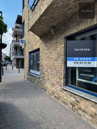 Dit handelspand is gelegen op de hoek van één van de centrumstraten, op een boogscheut van de Markt van Waregem.Het vroegere bankkantoor is ideaal...