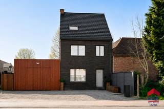 [[ DIT PAND NEEMT DEEL AAN DE ERA OPEN HUIZEN DAG OP 13/6 VAN 16:00 TOT 17:00 ]]
<p><strong>Ben je op zoek naar een ruime, instapklare en energiezuinige woning met uitbreidingsmogelijkheden tot maar liefst 4 slaapkamers, een ruime oprit en een aangename buitenruimte? Zo gevonden!</strong></p>

<p>Deze eengezinswoning biedt een bewoonbare oppervlakte van ca. 185 m² en is gelegen op een perceel van ongeveer 298 m², op een gunstige locatie met vlotte verbinding naar invalswegen. Met een EPC-label C, dubbele beglazing en hoogrendementsglas geniet je hier van een goede energieprestatie. De woning is vrij van grote renovatiekosten dankzij de recente vernieuwingen. Bovendien is de woning asbestveilig, wat een extra geruststelling biedt.</p>

<p>Via de inkomhal met gastentoilet kom je binnen in de woning. De lichtrijke leefruimte met eetplaats sluit mooi aan op de recent vernieuwde keuken, die uitgerust is met onder andere een kookplaat, dampkap en vaatwasser, en voorzien is van aansluitingen voor wasmachine en droogkast. </p>

<p>Op de eerste verdieping bevinden zich 2 volwaardige slaapkamers en een vernieuwde badkamer met ligbad, lavabo en toilet. De zolderverdieping van maar liefst 44 m² (met vernieuwd dak in 2021) biedt een bijzonder interessante meerwaarde: deze ruimte kan eenvoudig worden ingericht als 2 slaapkamers of multifunctionele ruimtes. Momenteel is er reeds één slaapkamer ingericht, maar de oppervlakte en indeling laten perfect toe om verder uit te breiden. Dankzij het aanwezige cabrio Velux-raam geniet de zolder bovendien van veel natuurlijke lichtinval en een open gevoel.</p>

<p>Buiten geniet je van een onderhoudsvriendelijke tuin, vernieuwd in 2024, die volledig werd aangelegd als terras. In de tuin bevindt zich bovendien een praktische open berging. Daarnaast beschikt de woning over een ruime garage met automatische poort en bijkomende bergruimte. </p>