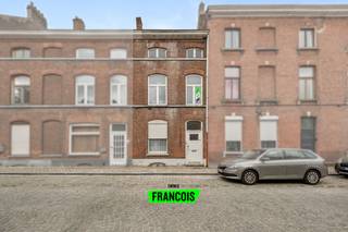 Ontdek deze te renoveren herenwoning, prachtig gelegen aan de Brugse Vesten en vlakbij het station.Op het gelijkvloers bevindt zich een inkomhal die...