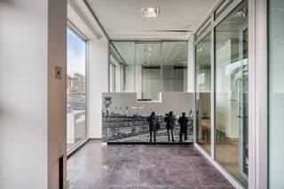 Dit voormalige bankkantoor is centraal gelegen in Steenokkerzeel, op wandelafstand van winkels, scholen, horeca en een bushalte. Dankzij de vlotte verbindingen zijn zowel Leuven als Brussel gemakkelijk bereikbaar.<br /><br />Het pand beschikt over 4 parkeerplaatsen aan de voorzijde en biedt verschillende mogelijkheden voor eigen gebruik, investering of herontwikkeling.<br /><br />Volgens het geldende RUP nr. 2 “Kasteel van Ham” is het perceel gelegen in een zone voor aaneengesloten bebouwing. Zowel eengezins- als meergezinswoningen zijn toegelaten. Daarnaast zijn onder voorwaarden ook diensten, vrije beroepen, kleinschalige handel, horeca, banken, verzekeringen en immobiliën mogelijk. Nevenbestemmingen mogen maximaal 50% van de totale vloeroppervlakte innemen.<br /><br />Er zijn maximaal 3 bouwlagen inclusief dakverdieping toegestaan, waarbij maximaal 2 woonlagen kunnen worden ingericht. Een derde bouwlaag of dakverdieping kan onder voorwaarden deel uitmaken van een duplex.<br /><br />Een interessante opportuniteit voor ondernemers, zelfstandigen, investeerders of ontwikkelaars die op zoek zijn naar een veelzijdig pand met een uitstekende ligging.<br /><br />De concrete bouw- en gebruiksmogelijkheden zijn steeds afhankelijk van de geldende voorschriften en de vereiste vergunningen.<br /><br />Meer informatie of een bezoek ter plaatse?<br />Contacteer Lotte via lotte@immogve.be of 0474 38 63 93.