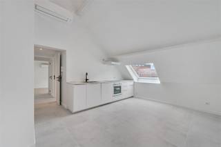 <p><span>Dit volledig vernieuwde appartement bevindt zich in een kleinschalig gebouw met lift, pal in het stadscentrum en op wandelafstand van zowel het station als de Grote Markt. Een toplocatie waar u alle voorzieningen binnen handbereik hebt, maar toch kunt genieten van een rustige woonomgeving.</span></p><p><span>In 2025 werd het appartement grondig gerenoveerd, waarbij werkelijk alles werd vernieuwd met oog voor kwaliteit, comfort en afwerking. Bij het binnenkomen valt meteen de lichtrijke, ruime leefruimte op, die dankzij de grote ramen baadt in het zonlicht. De open keuken is volledig uitgerust met een inductiekookplaat, spoelbak, dampkap, vaatwasser, oven en microgolfoven. Het doordachte ontwerp maakt deze keuken niet alleen praktisch, maar ook het gezellige hart van de woning.</span></p><p><span>De indeling omvat verder een inkomhal, een apart gastentoilet en twee slaapkamers, waarvan één voorzien is van een charmante mezzanine, ideaal als extra slaaphoek, bureau of hobbyruimte. De moderne badkamer is afgewerkt met een ruime inloopdouche en dubbele lavabo.</span></p><p><span>Buiten is er een aangenaam zuid-oost georiënteerd terras, waar u kunt genieten van de ochtend- en middagzon. De woning wordt verwarmd en gekoeld via een energiezuinige warmtepomp, wat zorgt voor een laag verbruik en een optimaal comfort doorheen alle seizoenen.</span></p><p><span>Dankzij de unieke combinatie van ligging, hoogwaardige afwerking en de kleinschalige residentie van slechts drie appartementen, is dit een buitenkans voor wie op zoek is naar een instapklaar en modern stadsappartement. Wie wenst, kan bovendien een inpandige staanplaats aankopen voor 25.000 euro, wat een absolute meerwaarde betekent op deze centrale locatie.</span></p><p><span> </span></p><p><span>Voor meer informatie of een bezoek, contacteert u Timothy van Immo Zone op het nummer 0474/ 41. 28. 40.</span></p>