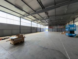 Magazijnruimte van 560m² is uitstekend gelegen in Deinze, op slechts 1 km van de E17. Dankzij deze strategische ligging geniet u van een vlotte verbinding naar Kortrijk, Gent en Antwerpen.<br /><br />Het magazijn beschikt over een vrije hoogte van 5 meter, een automatische sectionale poort en een polybetonvloer, waardoor de ruimte geschikt is voor diverse opslag- en logistieke activiteiten.<br />Daarnaast is er een mezzanine van 57 m², ideaal als extra opslagruimte. Buiten beschikt het pand over 185 m² verharde buitenruimte, perfect geschikt voor parkeergelegenheid en/of buitenstockage.<br /><br />Onmiddellijk beschikbaar.<br /><br />Contacteer Henry Van Tornhout voor bijkomende inlichtingen of een vrijblijvend plaatsbezoek via 0474 13 37 93 of via henry@kmovastgoed.be<br /> 