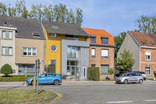 Local commercial (rez-de-chaussée)Le rez-de-chaussée comprend un espace commercial spacieux et fonctionnel de 80 m², idéal pour diverses activités commerciales. Cette propriété dispose d'une climatisation confortable et d'une porte d'entrée pratique. Un sous-sol supplémentaire de 50 m² offre un espace de rangement idéal. L'entrée du bâtiment commercial est séparée, ce qui améliore l'accessibilité.Résidence (appartement en duplex)L'appartement à l'étage est un spacieux appartement en duplex d'une surface habitable de 155 m². L'appartement dispose de deux chambres confortables et d'une salle de bain complète avec baignoire et douche. Pour plus de commodité, il y a une salle de stockage séparée. Une caractéristique particulière est la belle terrasse avec vue sur l'eau, qui en fait un espace extérieur agréable. L'accès à la maison se fait par une entrée séparée. Il y a un garage double à côté du bâtiment, ce qui offre une valeur ajoutée considérable à cet endroit.Local commercial : 80 m² avec sous-sol de 50 m², climatisation, cour, entrée séparéeMaison : duplex de 155 m² avec 2 chambres, salle de bain (baignoire et douche), rangement séparé, terrasse avec vue sur l'eau, garage doublePotentiel : Cette propriété offre un investissement solide avec un flux de trésorerie direct et un potentiel d'appréciation de la valeur grâce à ses revenus locatifs stables et à son emplacement idéal.Cette opportunité d'investissement unique vous intéresse ?