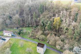 Dans un cadre verdoyant et rural, ce terrain de 940 m² à Lustin offre un environnement rare où calme, nature et vue dégagée se rencontrent...