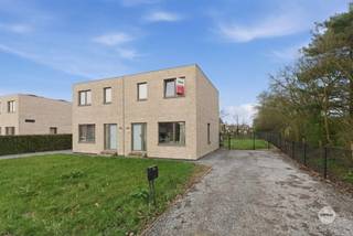 ENERGIENEUTRALE WONING MET 3 SLAAPKAMERSDe Miere 11A te Kozen (Nieuwerkerken) is de thuisbasis van deze woning die op een zeer gunstige locatie terug...